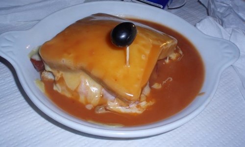 Portugalsko, velká cesta autobusem - Francesinha - specialita Portské kuchyně