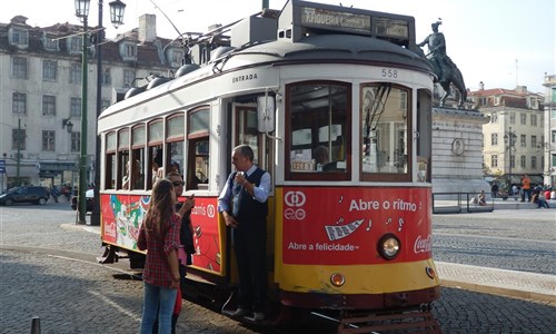 Portugalsko, velká cesta letecky - Historická tramvaj v Lisabonu