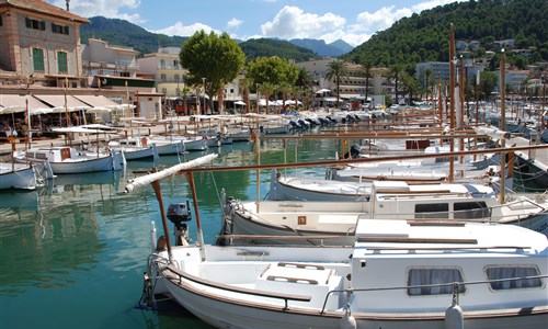 Mallorca s turistikou - nedotčená příroda a tradiční architektura - Port de Soller