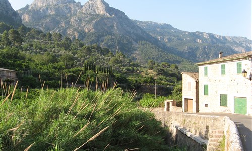 Mallorca s turistikou - nedotčená příroda a tradiční architektura - Serra Tramuntana