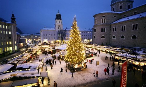 Advent v Solné komoře a Salcburku - Christbaum - Residenz Platz