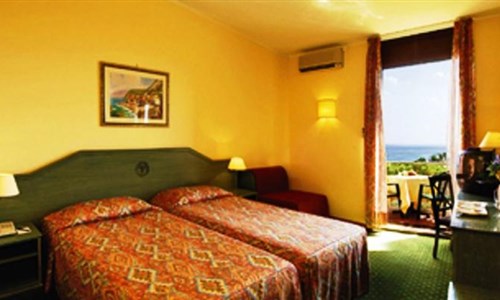 Hotel Naxos Beach Resort**** - Sicílie, Giardini Naxos - Hotel Naxos Beach Resort - pokoj