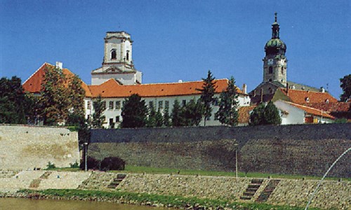 ZA NÁKUPY A TERMÁLNÍMI PRAMENY DO GYÖRU