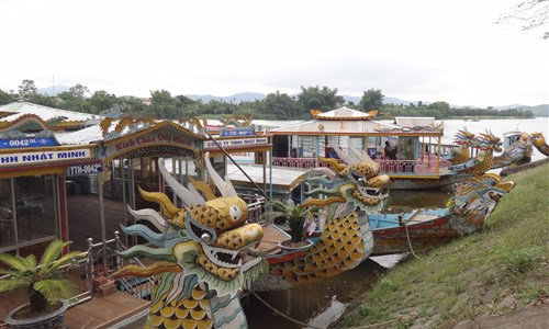 Císařské památky a koupání ve Vietnamu - Hue - dračí lodě