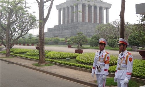 Okruh Vietnamem - cesta za romantikou - Hanoj - Ho Chi Minovo mauzoleum