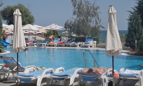 Hotel Sunny Flower*** - bazén u hotelu Blue Bay