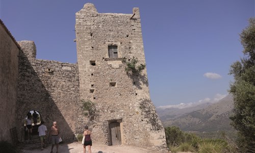 Mallorca s turistikou - nedotčená příroda a tradiční architektura - Mallorca