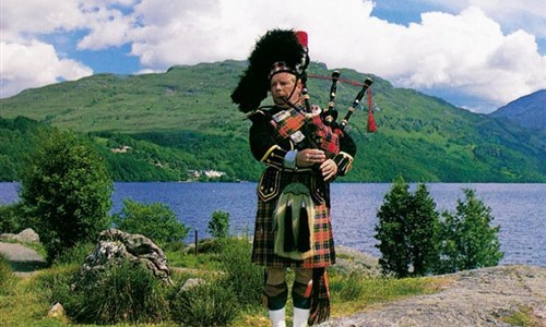 Skotsko, Orkneje - letecky - Skotsko - dudák