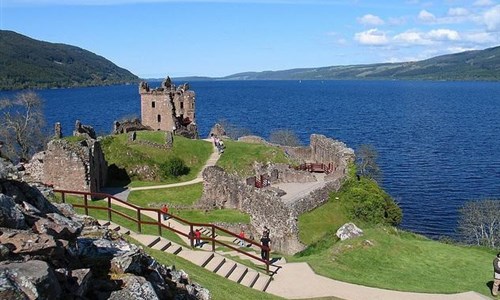 Skotsko, Orkneje - letecky - Loch Ness - Urquhart Castle